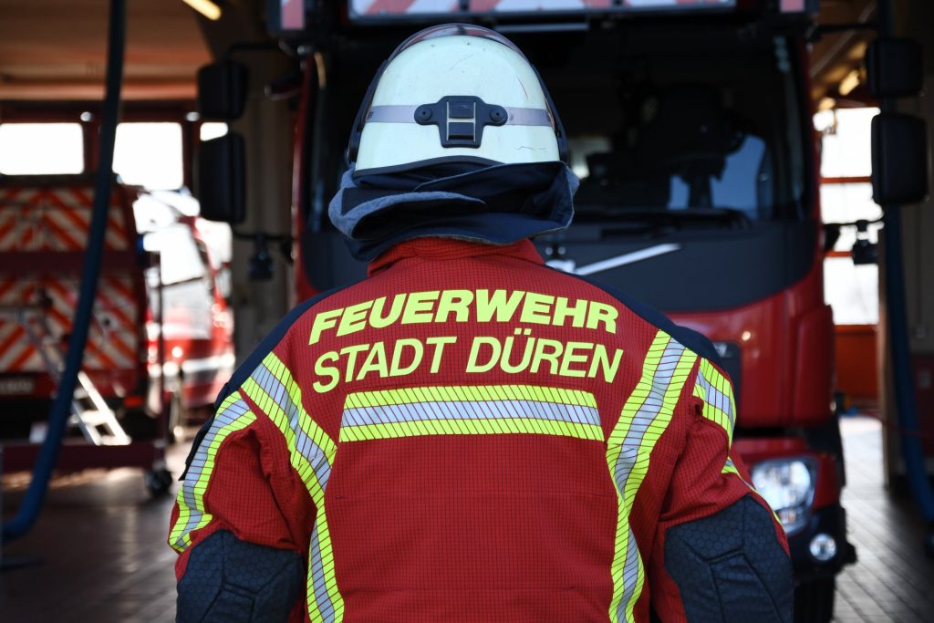 Feuerwehrmann vor einem Einsatzfahrzeug