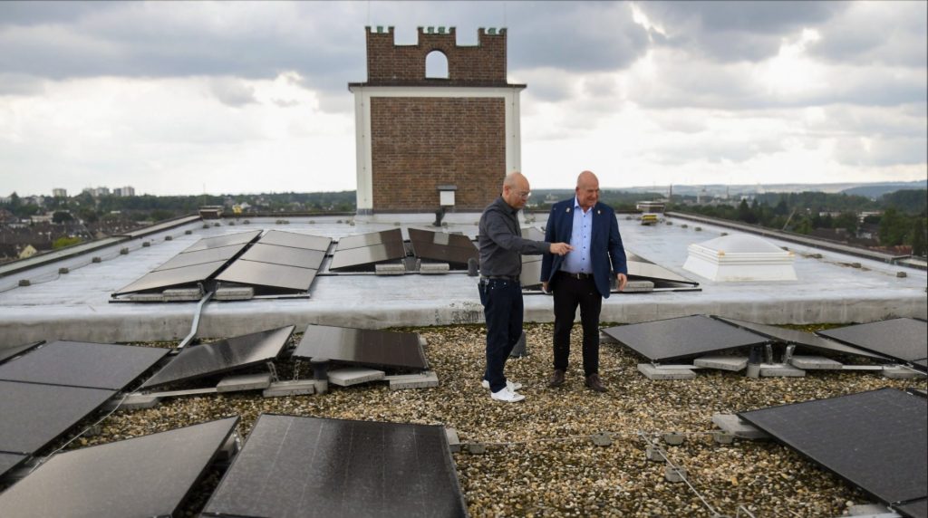 Der Technische Beigeordnete, Niels-Christian Schaffert und Bürgermeister Frank Peter Ullrich auf dem Dach des Rathausturms bei der Besichtigung der Photovoltaik-Anlage.