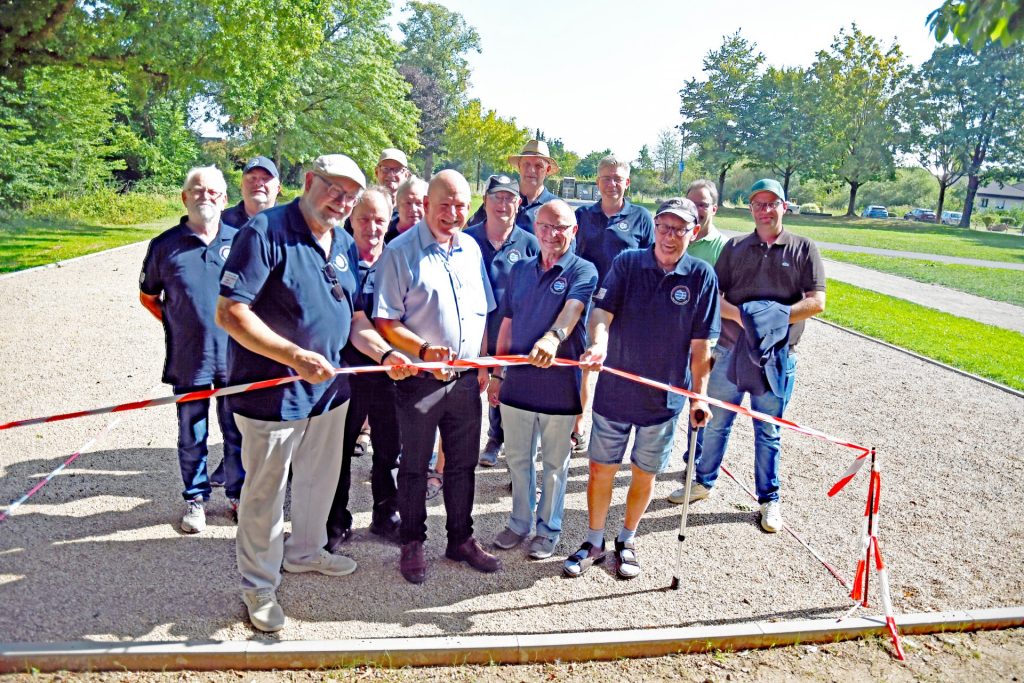Gruppenfoto an der neuen Boule-Anlage