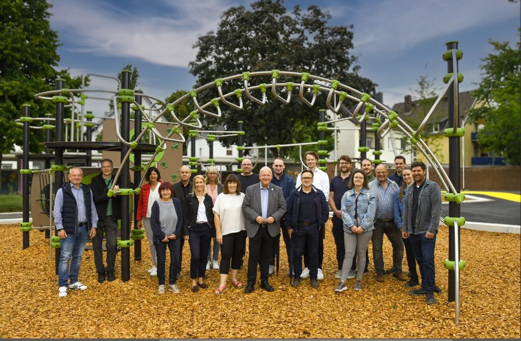 Gruppenfoto an einem neuen Spielgerät.