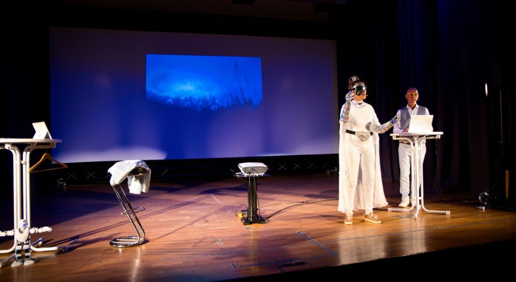 Zwei Menschen auf einer Theaterbühne
