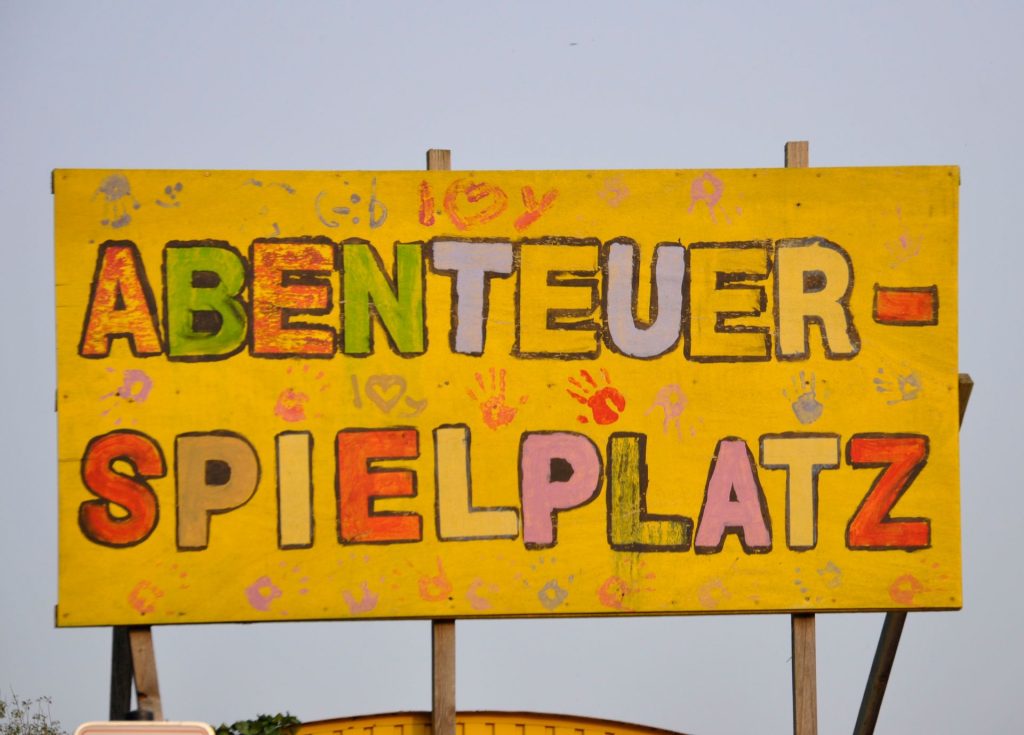 Schild Abenteuerspielplatz