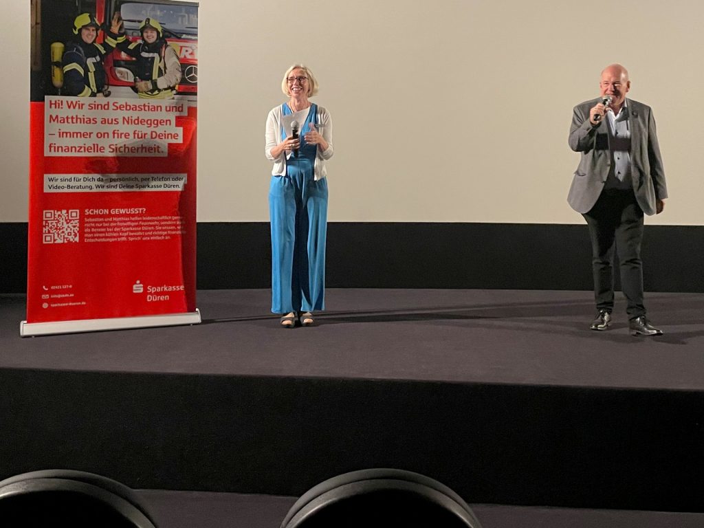 Ein Mann und eine Frau auf der Bühne im Kino Düren