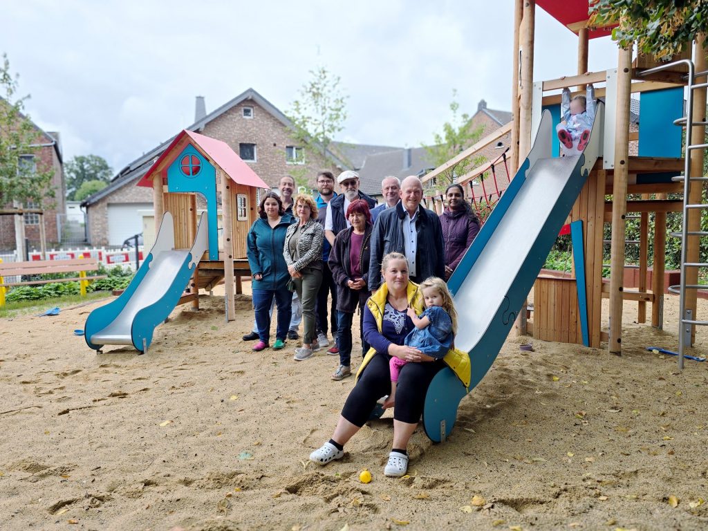 Gruppenbild mit Menschen auf einem Spielplatz