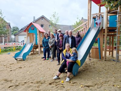 Gruppenbild mit Menschen auf einem Spielplatz