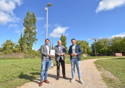 Menschen auf der provisorischen Promenade im IQD