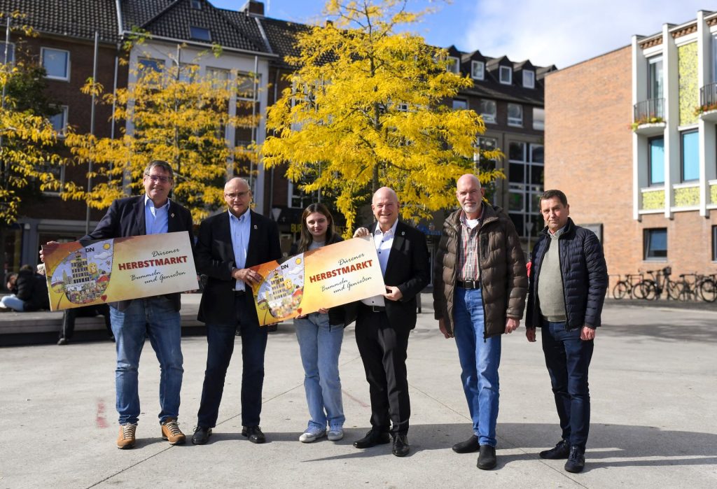 Gruppenfoto vor dem Rathaus.