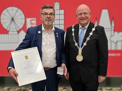 Ein Mann spricht vor Zuhörern