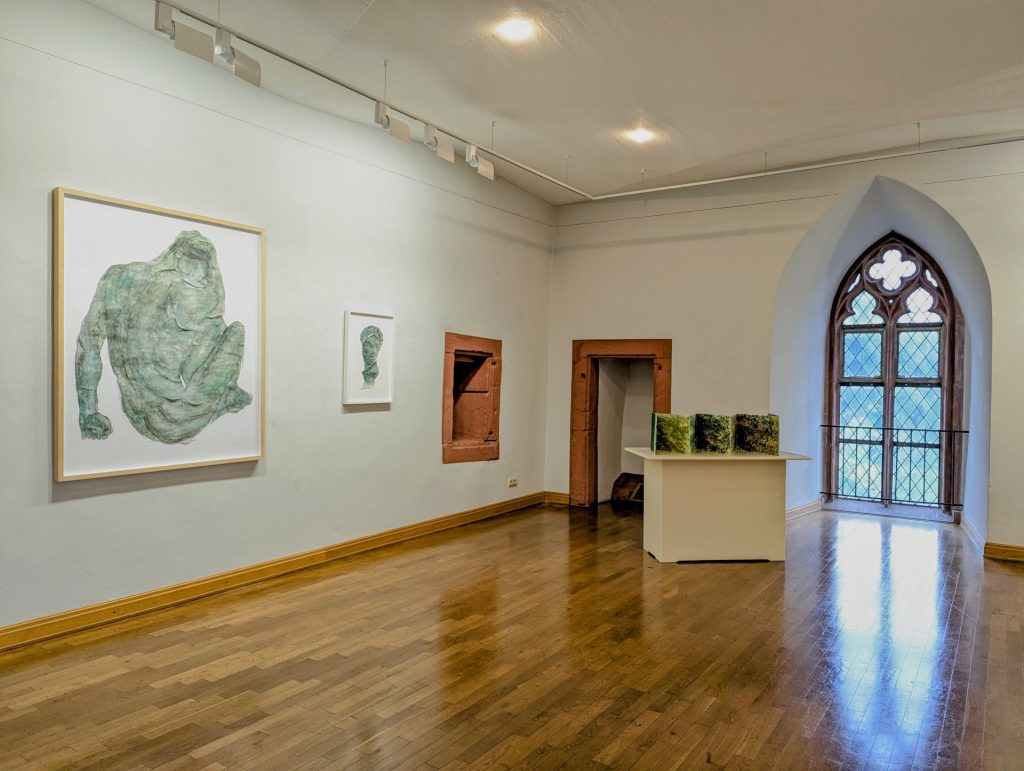 Kunstwerke an einer Wand auf Schloss Burgau