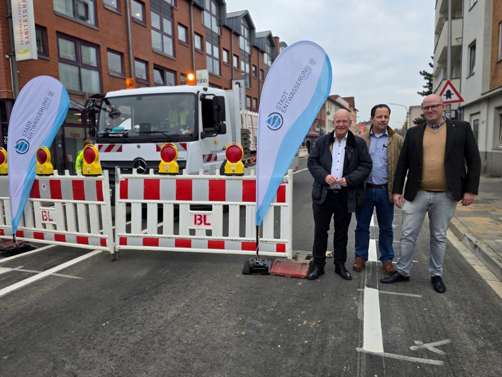 Arbeiter an einer Absperrung an einer Straße