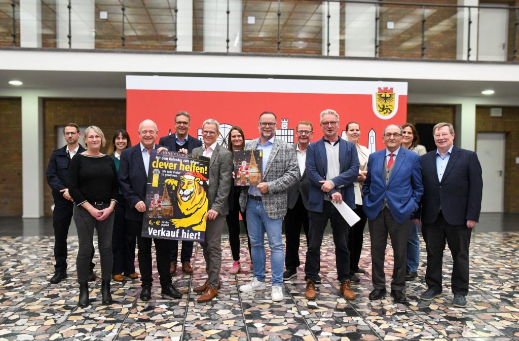 Gruppenfoto mit Vertreterinnen und Vertretern des Lions Clubs Düren e.V. sowie der begünstigten Einrichtungen und Initiativen im Rathausfoyer.