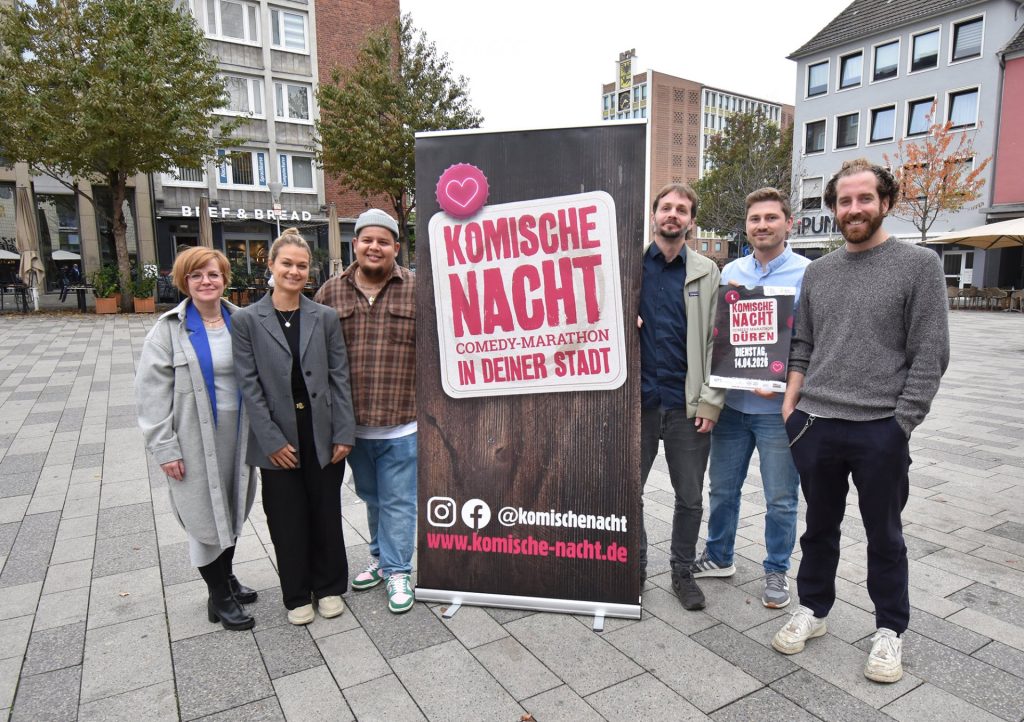 Gruppenfoto auf dem Marktplatz mit Infobanner.