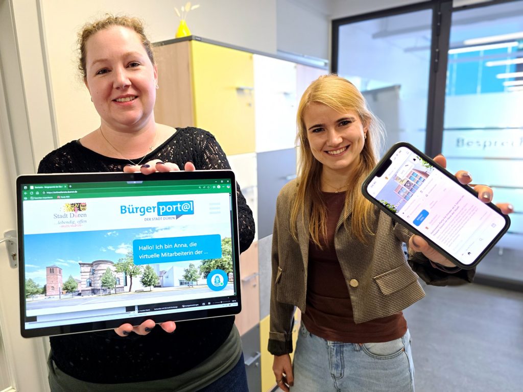 Zwei Frauen halten ein Tablet und ein Smartphone in die Kamera