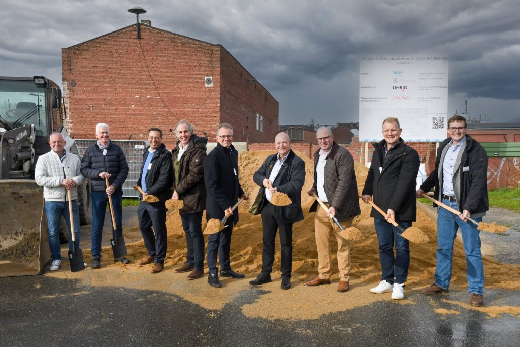 Gruppe beim symbolischen Spatenstich.