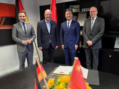 Gruppenfoto. Im Vordergrund liegt das Goldene Buch der Stadt Düren.