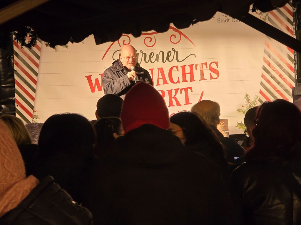 Menschen spielen Musikinstrumente