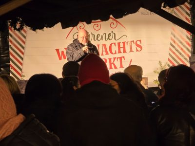 Menschen spielen Musikinstrumente