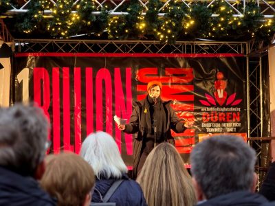 Eine Frau steht auf einer Bühne