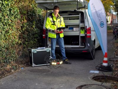 Ein Mann fliegt eine Drohne