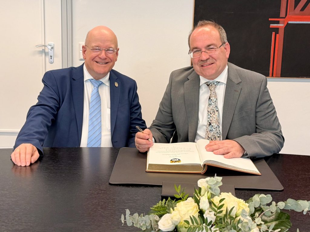 zwei Männer sitzen an einem Tisch