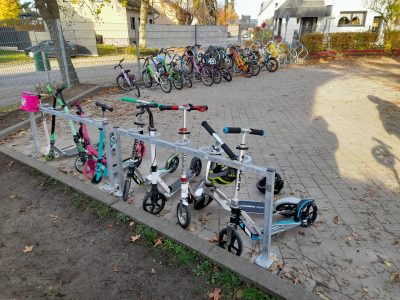 Fahrräder und Tretroller vor einer Grundschule