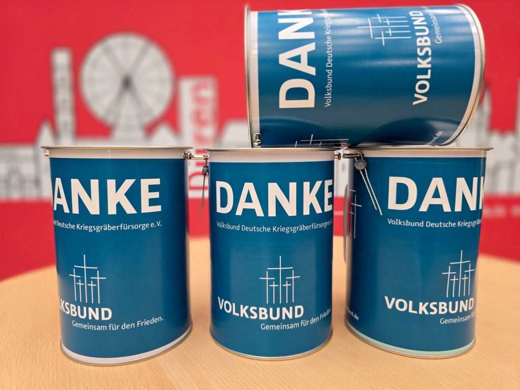 Sammelbüchsen auf einem Tisch