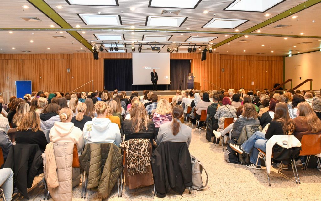Aufnahme im Saal während der Veranstaltung.