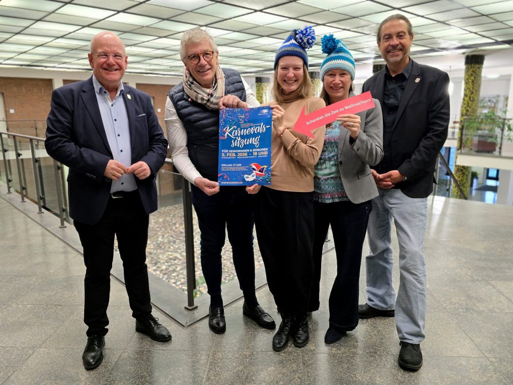 Gruppenfoto im Rathausfoyer mit Hinweis auf den Ticketverkauf.