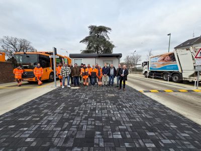 Gruppenbild mit Menschen an der neuen Waage des DSB