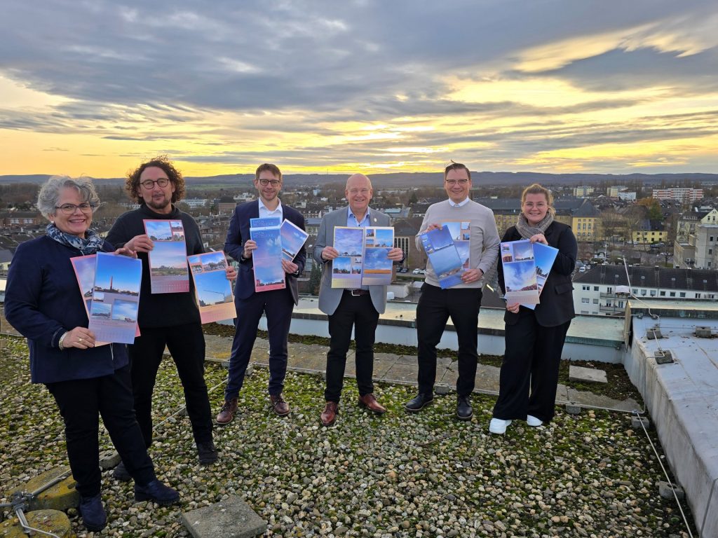 Gruppenbild mit Menschen auf dem Dach des Rathauses mit Blick in die Eifel