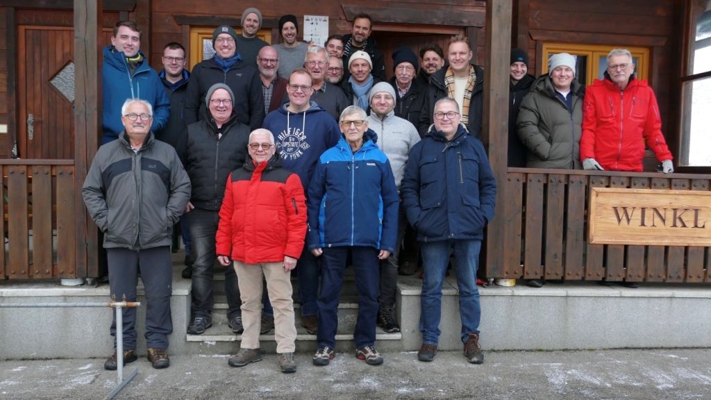 Gruppenaufnahme Hütte.