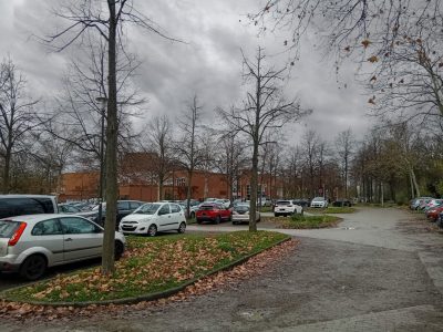 Das Foto zeigt den Parkplatz am Haus der Stadt.