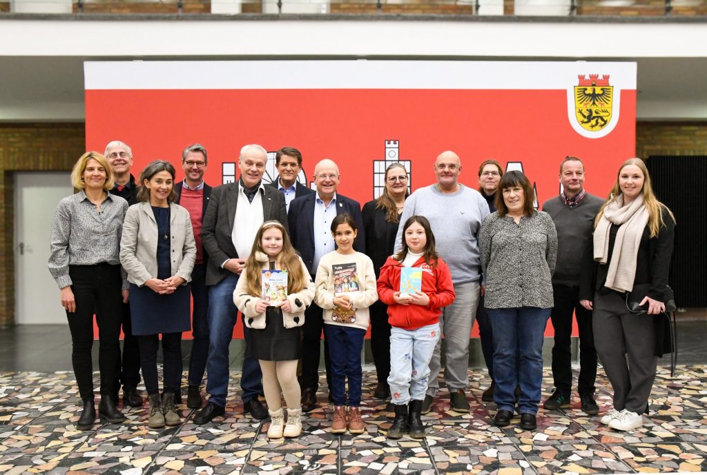 Gruppenfoto im Rathausfoyer.