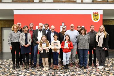 Gruppenfoto im Rathausfoyer.