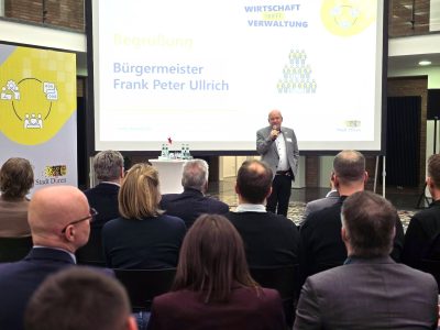 Ein Mann spricht vor einer Gruppe von Menschen