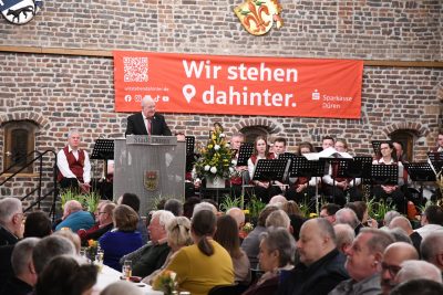 Bürgermeister Frank Peter Ullrich bei seiner Ansprache auf Schloss Burgau vor rund 450 geladenen Gästen.