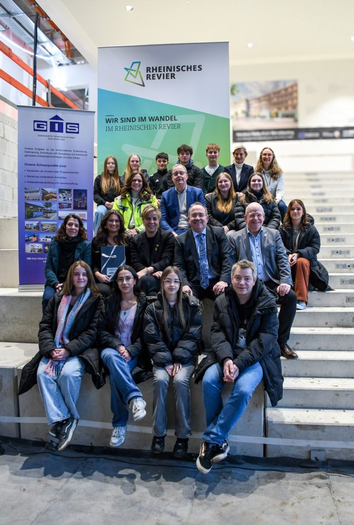 Gruppenfoto mit Vertreterinnen und Vertreter aus Politik, Verwaltung, Bauwirtschaft und Schule.