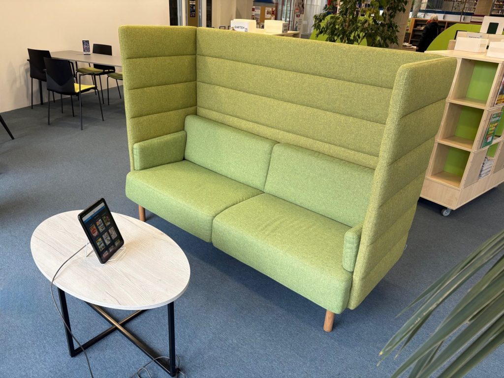 Ein Tisch mit einem Tablet vor einem Sofa