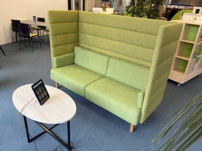 Ein Tisch mit einem Tablet vor einem Sofa