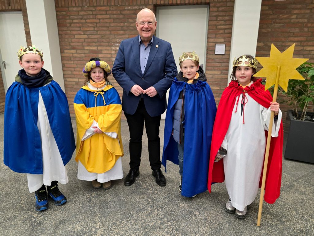 Gruppenbild mit dem Bürgermeister und den Sternsingern