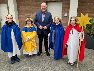 Gruppenbild mit dem Bürgermeister und den Sternsingern