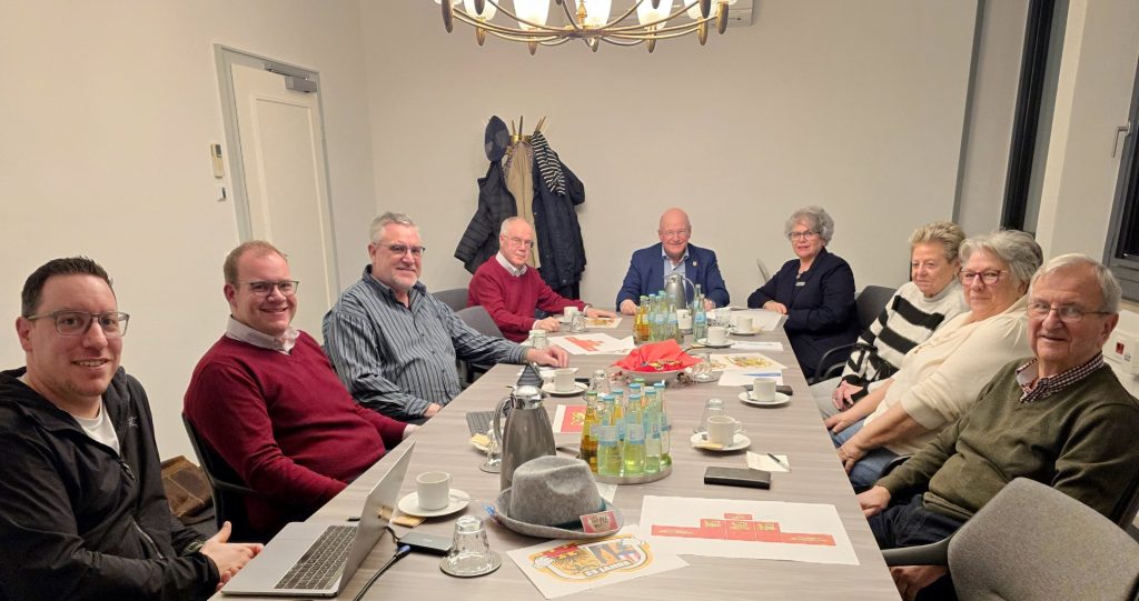 Menschen sitzen an einem Tisch