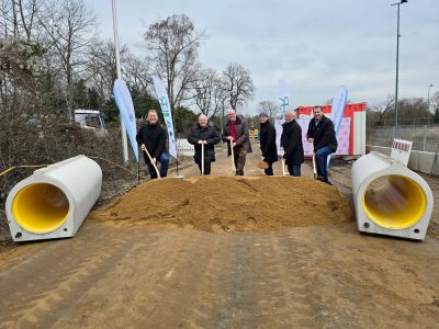 Gruppenbild mit Menschen auf einer Baustelle
