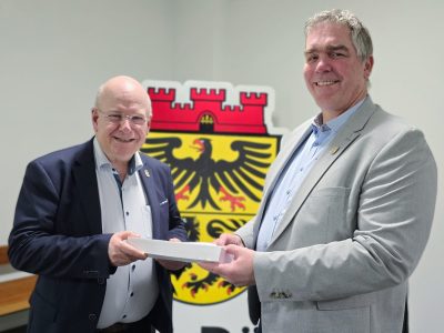 Zwei Männer mit einem dicken Stapel Papier in den Händen