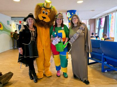 Gruppenbild mit Menschen