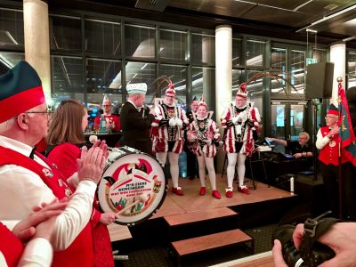 Menschen auf einer kleinen Bühne