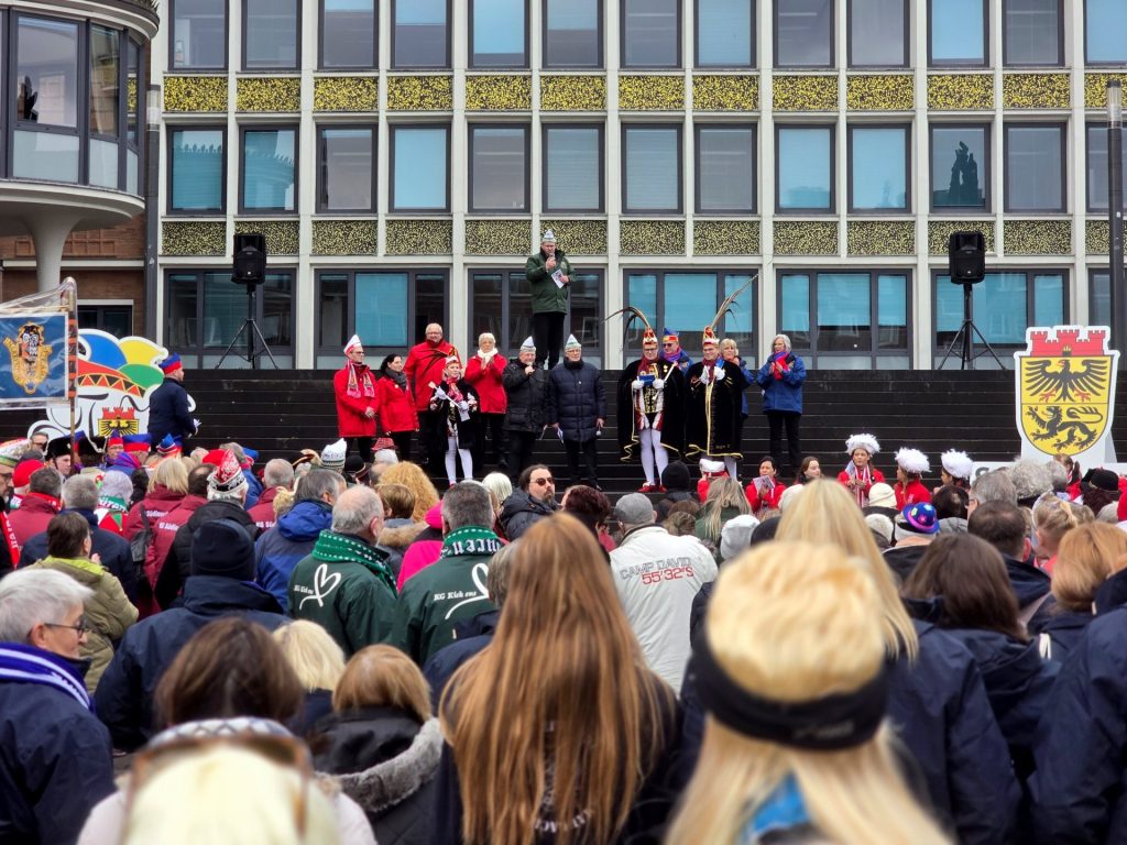 Viele Menschen auf dem Rathausvorplatz