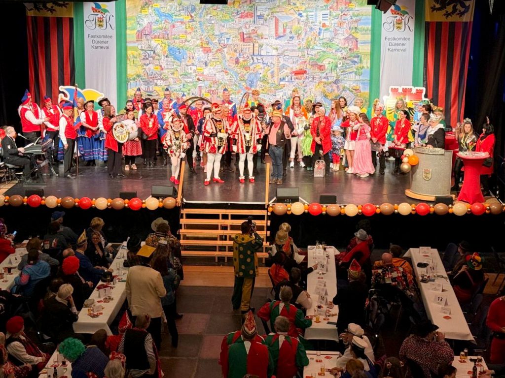 Menschen auf einer Bühne