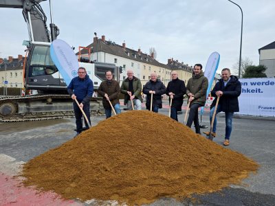 Gruppenbild mit Menschen auf einer Baustelle