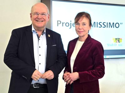 Ein Mann und eine Frau vor einem Monitor